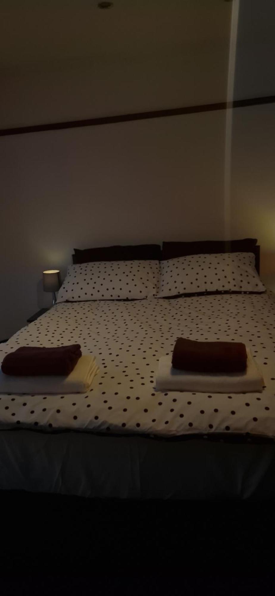 Large Double Near London Heathrow Airport Homestay